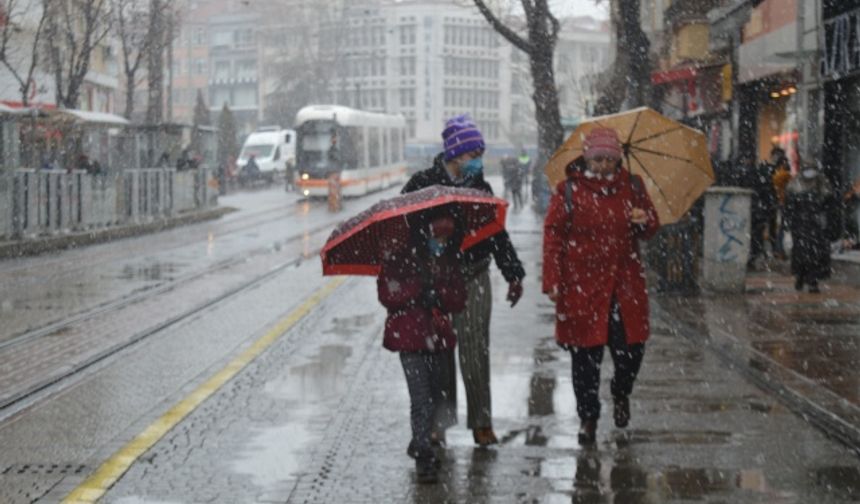 Eskişehir’e yeniden yağan kar kartpostallık görüntüler oluşturdu