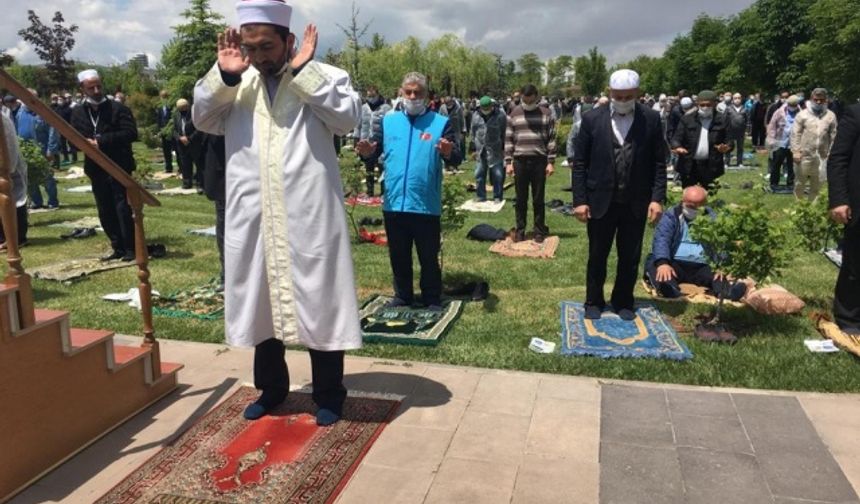 Eskişehir'de cuma namazı manzaraları: Okul, pazaryeri, park, meydan, halı saha......