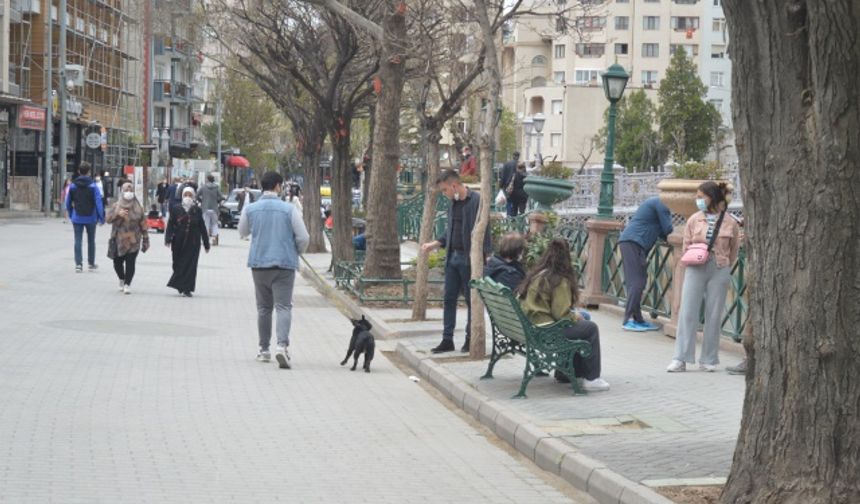 Kısıtlamayı hiçe sayanlar Porsuk Çayı kenarına akın etti