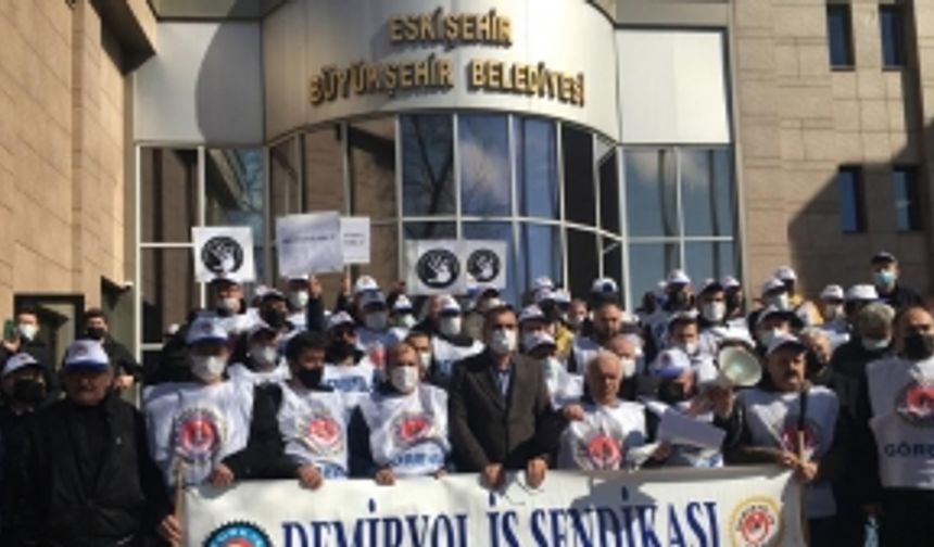 İşçiler belediye önünde eylem yaptı