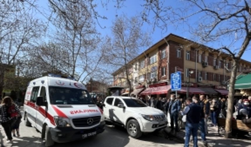 Hatalı park edilen araç ambulansa geçit vermedi