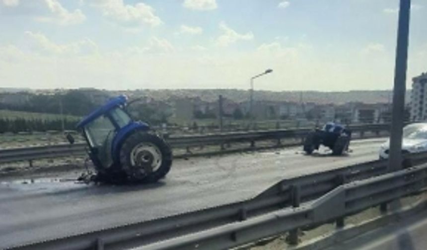 Zincirleme trafik kazasında ikiye bölünen traktörün sürücüsü yaralandı