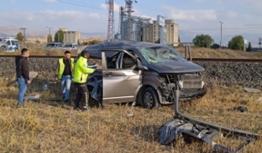 Yolcu treni minibüse çarptı: 2 yaralı