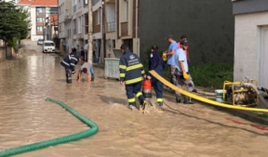 Eskişehir’de birçok apartmanın giriş ve bodrum katını su bastı