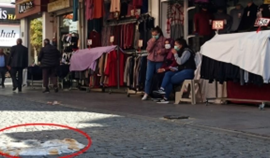 Eskişehir’in göbeğindeki işlek cadde 10 yıldır lağım kokuyor