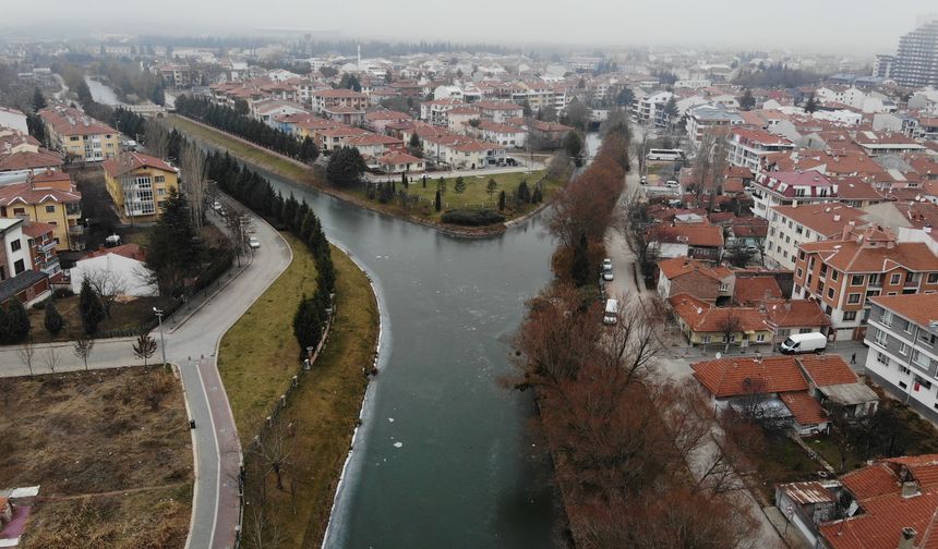 Buz tutan Porsuk Çayı havadan görüntülendi