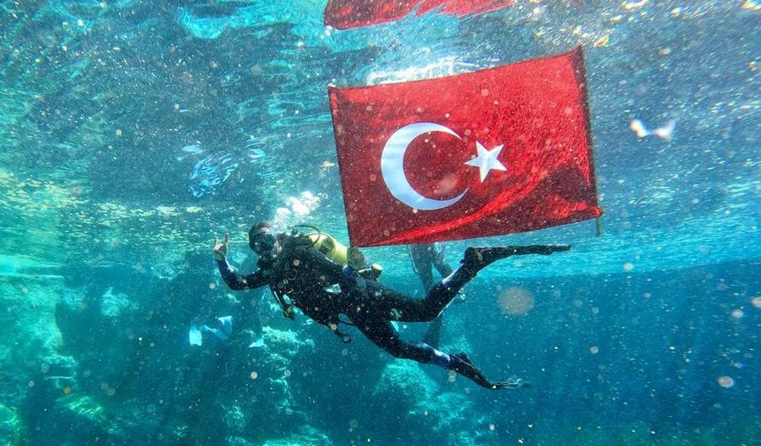 Çifteler'de suyun altında açılan Türk Bayrağı hayran bıraktı