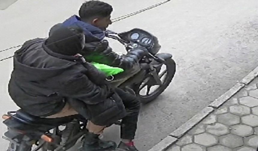 Motosikletle gelen hırsızlar saniyeler içinde kıyafet çaldı