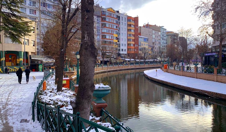 Kar yağışı Eskişehir'i tekrar beyaza bürüdü