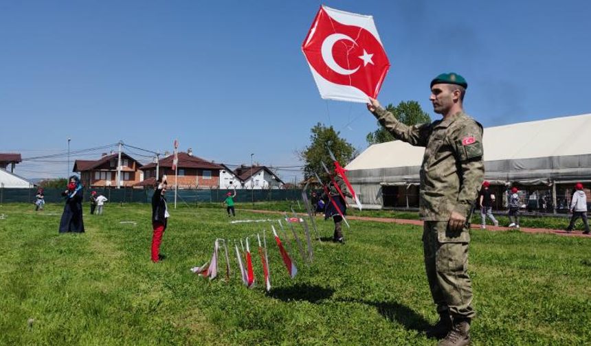 Mehmetçik Kosova'daki 23 Nisan kutlamalarında çocuklarla oyunlar oynadı