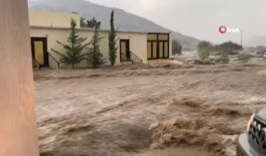 Suudi Arabistan'ı sağanak yağış vurdu