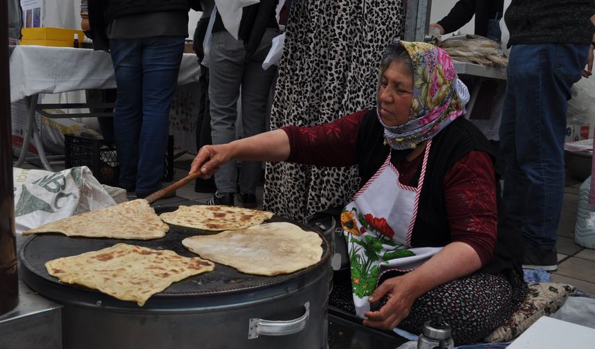 Vilayet Meydanı’nda gözleme yaptılar