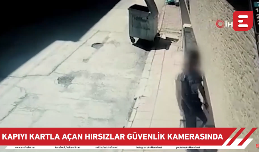 Kapıyı kartla açan kadın hırsızlar güvenlik kamerasına yakalandı