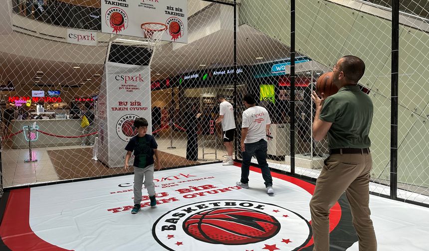 Basketbol şut yarışmasında babalar ve çocukları eğlendi