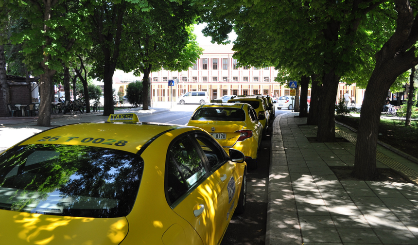 Eskişehir'de taksiden inen kadının ayağını kamyonet ezdi