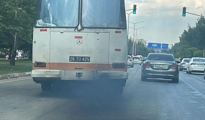 Belediye otobüsünün siyah duman saçması tepki çekti