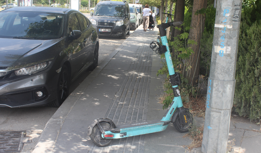 3 kişi elektrikli scooter ile tehlikeli yolculukta