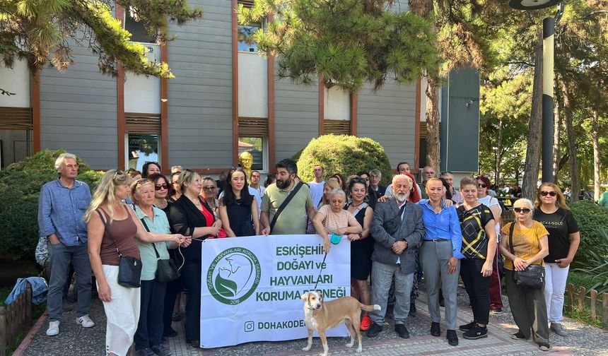 Hayvanseverler kapatılmaması için Odunpazarı Belediyesi önünde eylem gerçekleştirdi