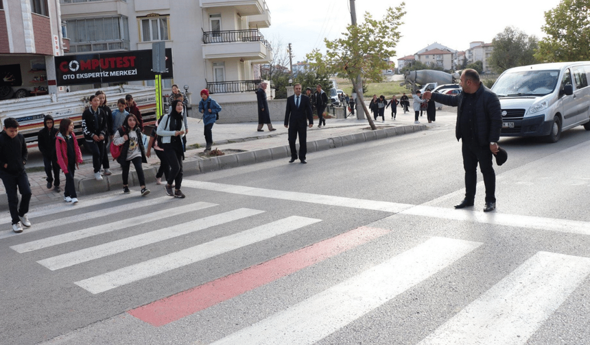 Bu muhtar her sabah trafiği durduruyor