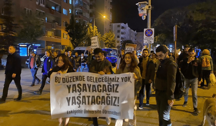 Öğrenciler protesto için sokağa döküldü