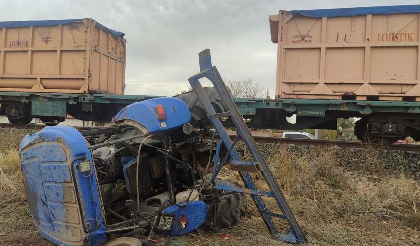 Yük treniyle traktör çarpıştı: 1 Ölü