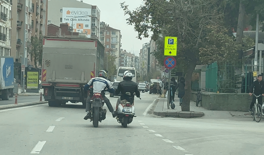 Bozulan motosikleti akan trafikte bu şekilde götürdü