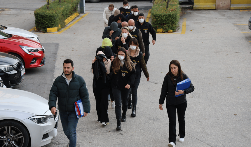 Birçok kişiyi dolandırarak mağduriyet oluşturan 8 şüpheli adliyeye sevk edildi