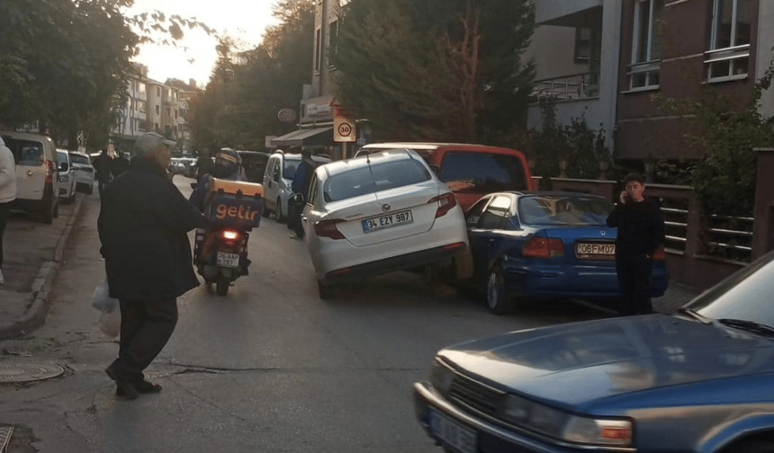 Hızını alamayıp park halindeki otomobile çarptı