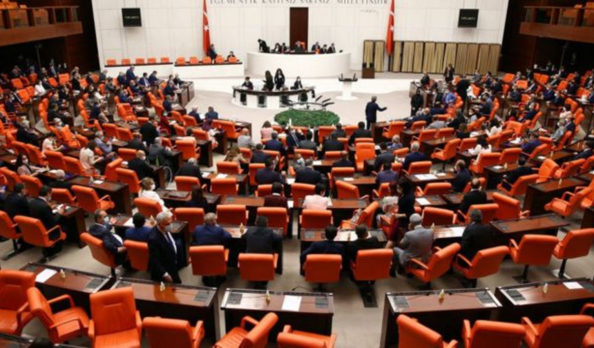 AK Partili milletvekilleri mecliste söz verilmemesini protesto etti