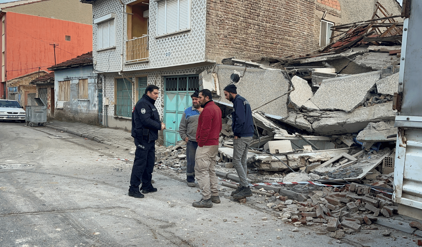 Eskişehir'de feci olay: İki katlı bina çöktü