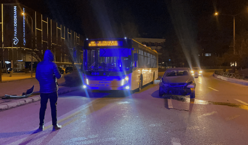 Eskişehir’de belediye otobüsü ile otomobil çarpıştı: 1 yaralı