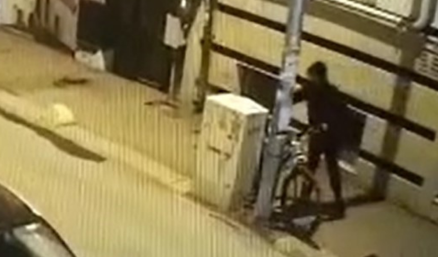 Eskişehir'de bisiklet hırsızları apartmanın güvenlik kamerasına böyle yakalandı