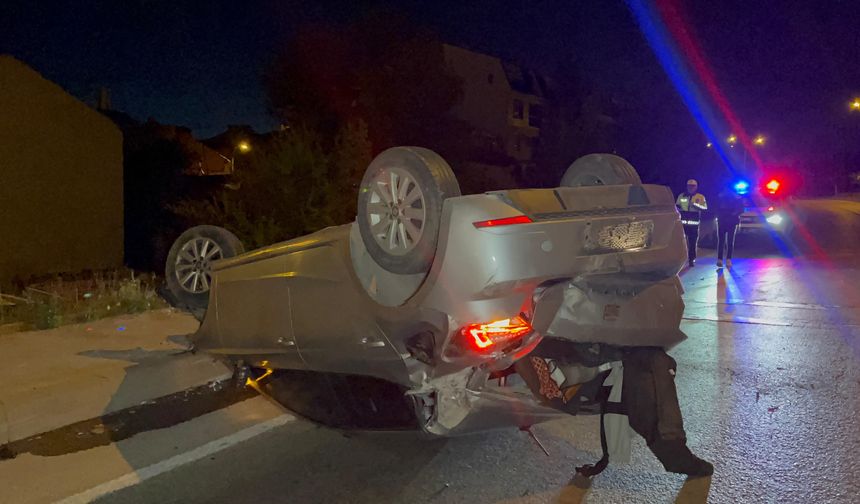 Eskişehir'de feci kaza: Direğe çarpan otomobil takla attı