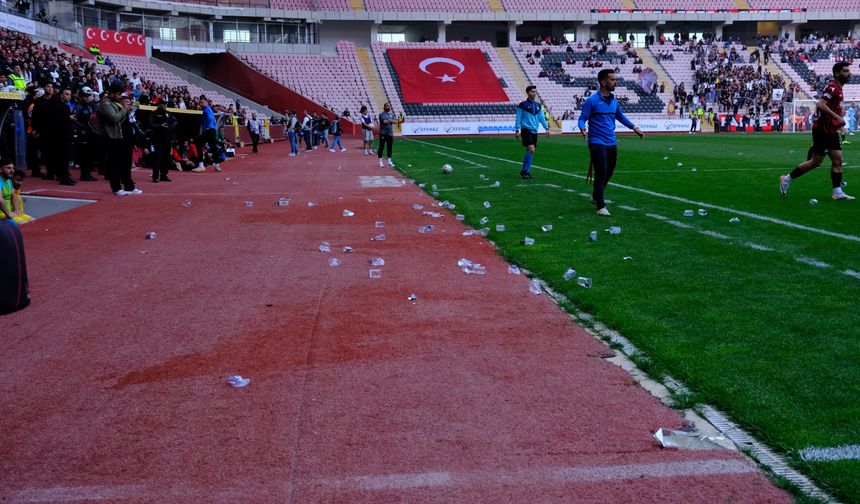 Eskişehir'de olaylı maç: Eskişehirspor- Polatlı maçında sahaya yabancı madde yağdı