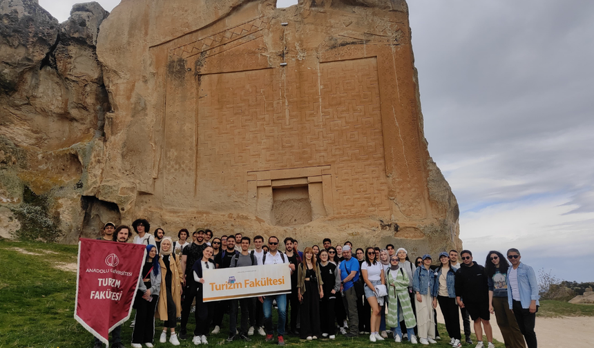 Eskişehir'de öğrenciler Turizm Haftası'nı Yazılıkaya'da kutladı