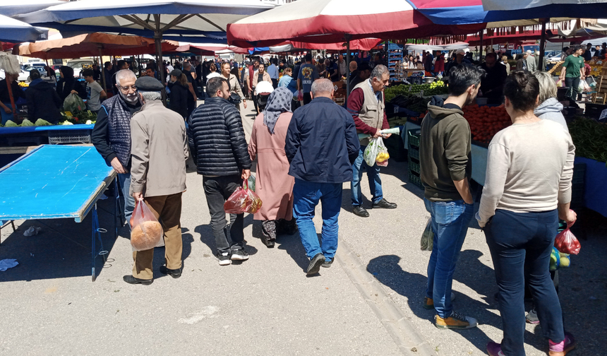 Eskişehir'de pazar tezgahlarına yaz geldi: Havalar ısındı fiyatlar düştü