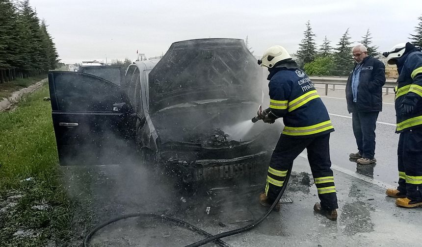Eskişehir'de seyir halindeki otomobil alev alev yandı