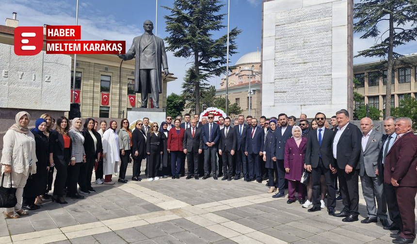 AK Parti Eskişehir Teşkilatı Atatürk Anıtı’na çelenk sundu
