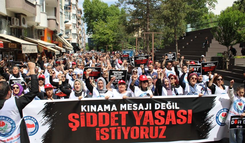 Ulus Anıtı’nda şiddete dur demek için basın açıklaması yaptı ve binlerce öğretmen Adalar'a yürüdü