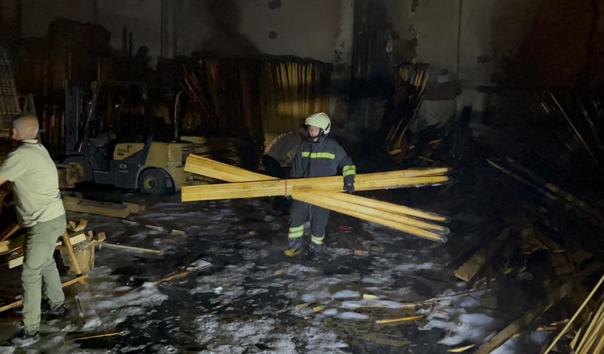 Eskişehir'de korkutan yangın: Kereste deposu küle döndü