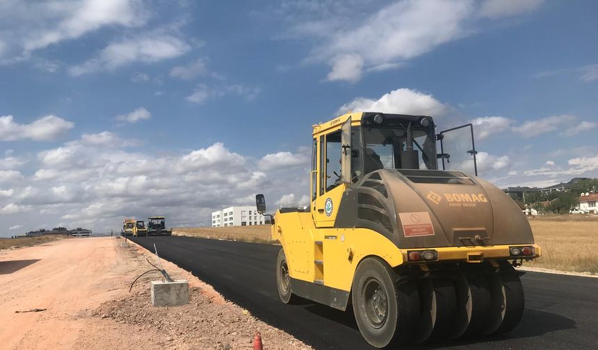 Gündüz Ökçün Bulvarı’nda yol yenileme ve genişletme çalışmaları gerçekleştiriliyor