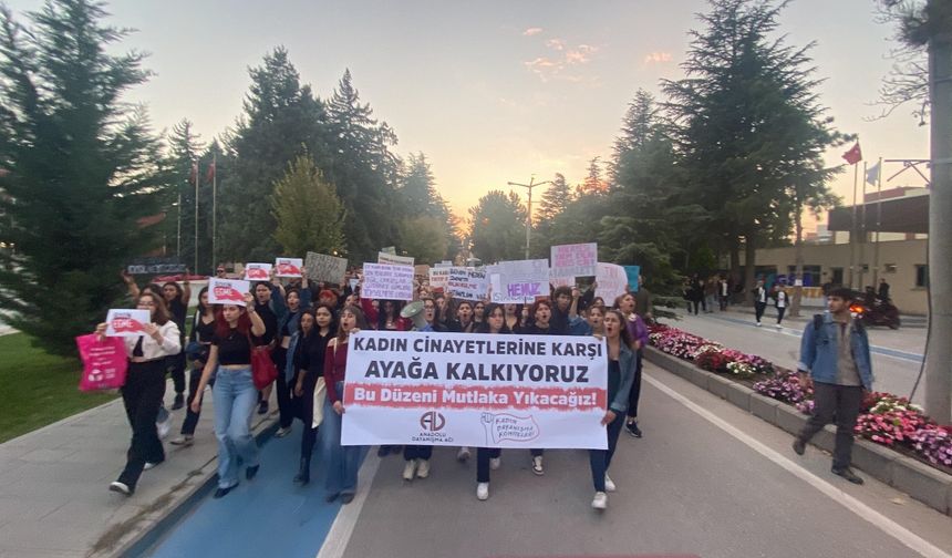 Eskişehir’de yüzlerce öğrenci katledilen kadınlar için okuldan kent merkezine yürüdü