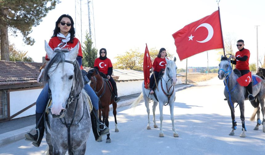 Cumhuriyet Bayramı'nı ata binerek kutladılar