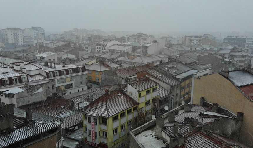 Eskişehir'e kış geldi! Kar yağışı sonrasında kent merkezi böyle göründü