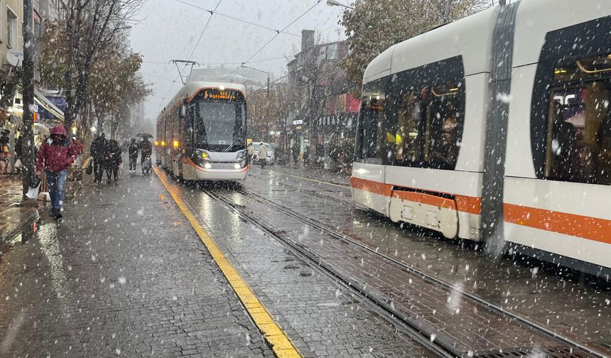 Eskişehir'e kış geldi! Kar yağışı sonrasında kent merkezi böyle göründü