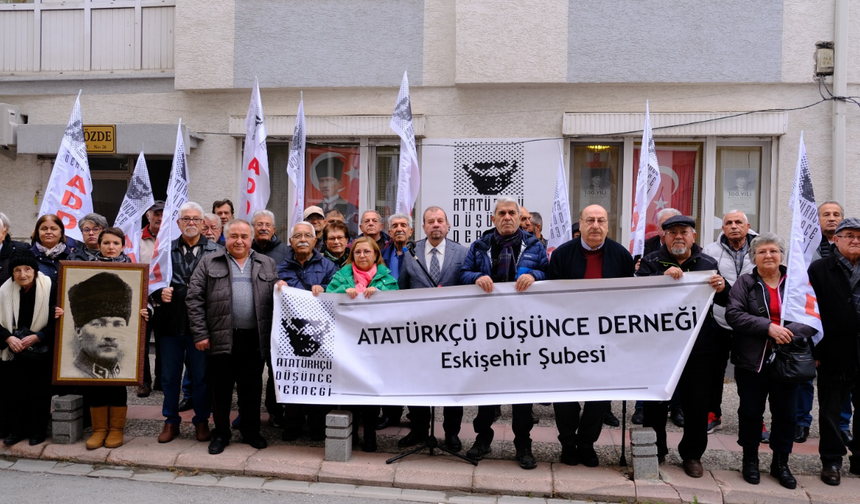 “Teğmenlere ihraç kararı çıkarsa eylemlerimizi Eskişehir meydanlarına yayacağız”