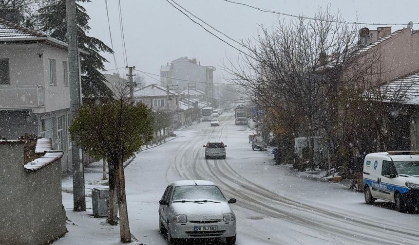 Eskişehir'de mevsimin ilk kar yağışı başladı