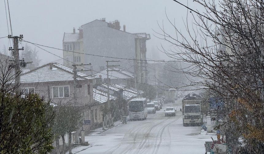 Eskişehir'de mevsimin ilk kar yağışı başladı