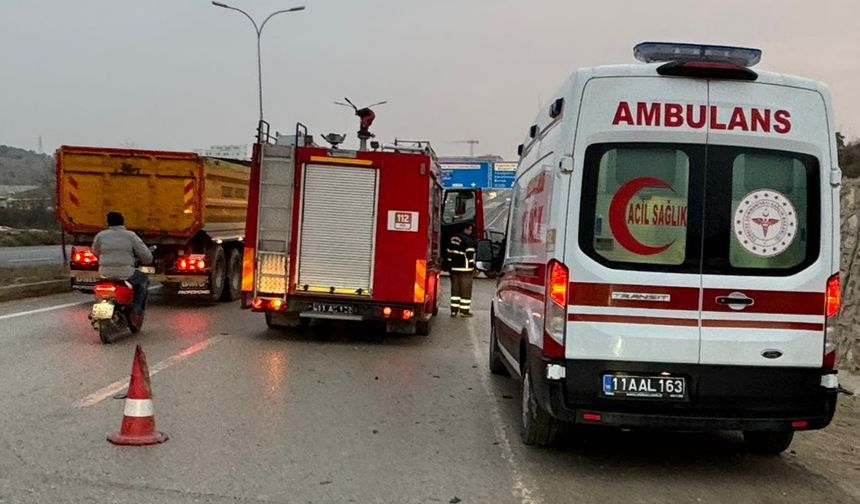 Komşuda kamyonet kırmızı ışıkta bekleyen otomobile çarptı: 2 yaralı