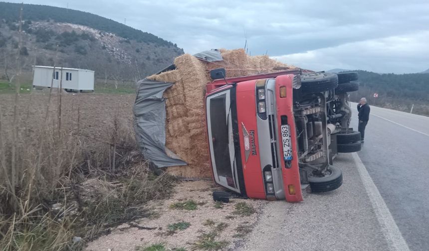 Kontrolünü kaybedip devrilen kamyondan burnu bile kanamadan kurtuldu